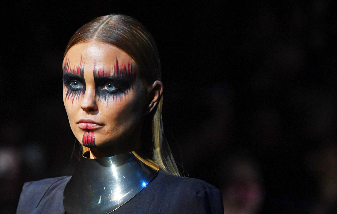 Модель во время шоу Maybelline New York на Берлинской неделе моды