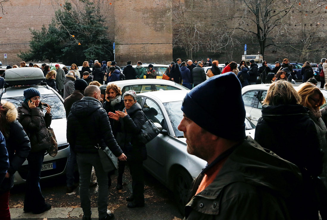 Три подземных толчка магнитудой 5,4, 5,7 и 5,6 были зафиксированы в центре Италии. Небольшие разрушения зданий произошли в Аккумоли и Аматриче. Землетрясение также ощущалось в Риме, где были эвакуированы пассажиры метрополитена и временно прекращено движение по автотрассе, соединяющей Рим и город Аквила.