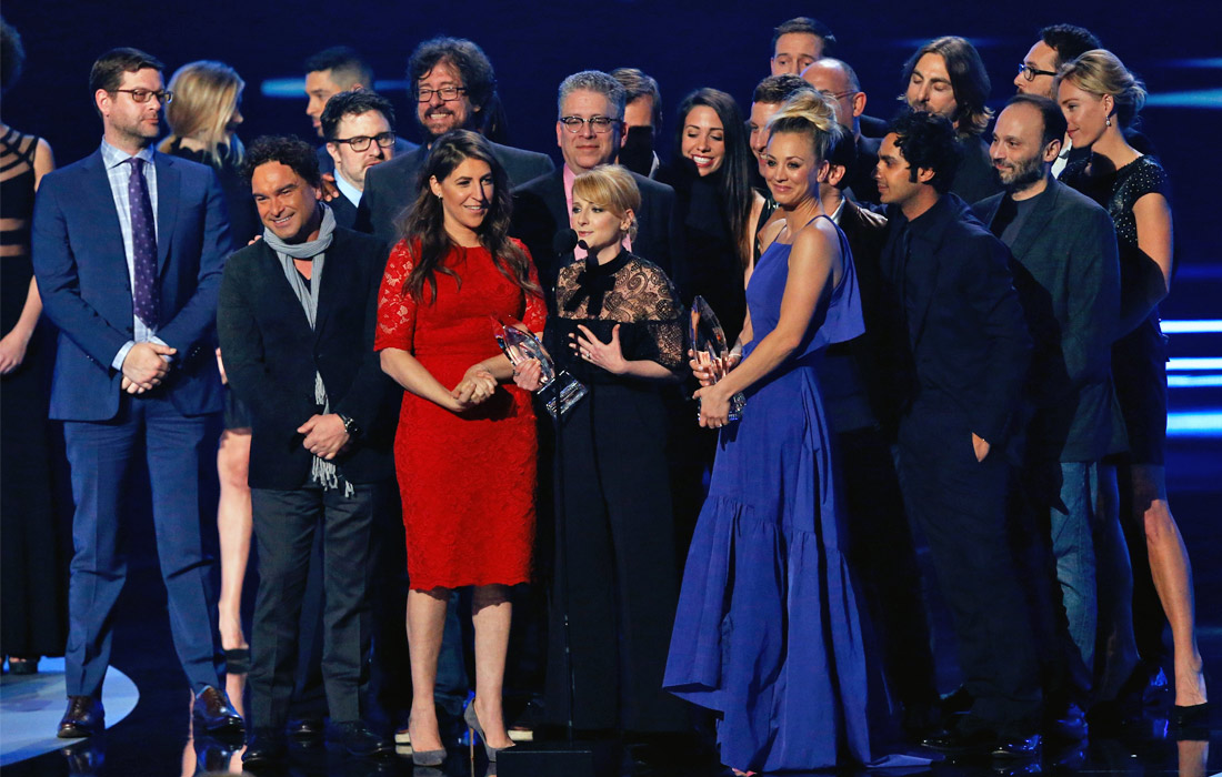 Актеры и создатели сериала "Теория большого взрыва" на церемонии вручения премии  People's Choice Awards