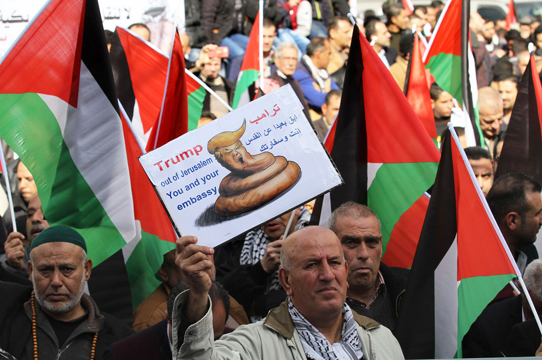В городе Наблус на Западном берегу прошла акция протеста против намерения Дональда Трампа переместить посольство США в Израиле из Тель-Авива в Иерусалим