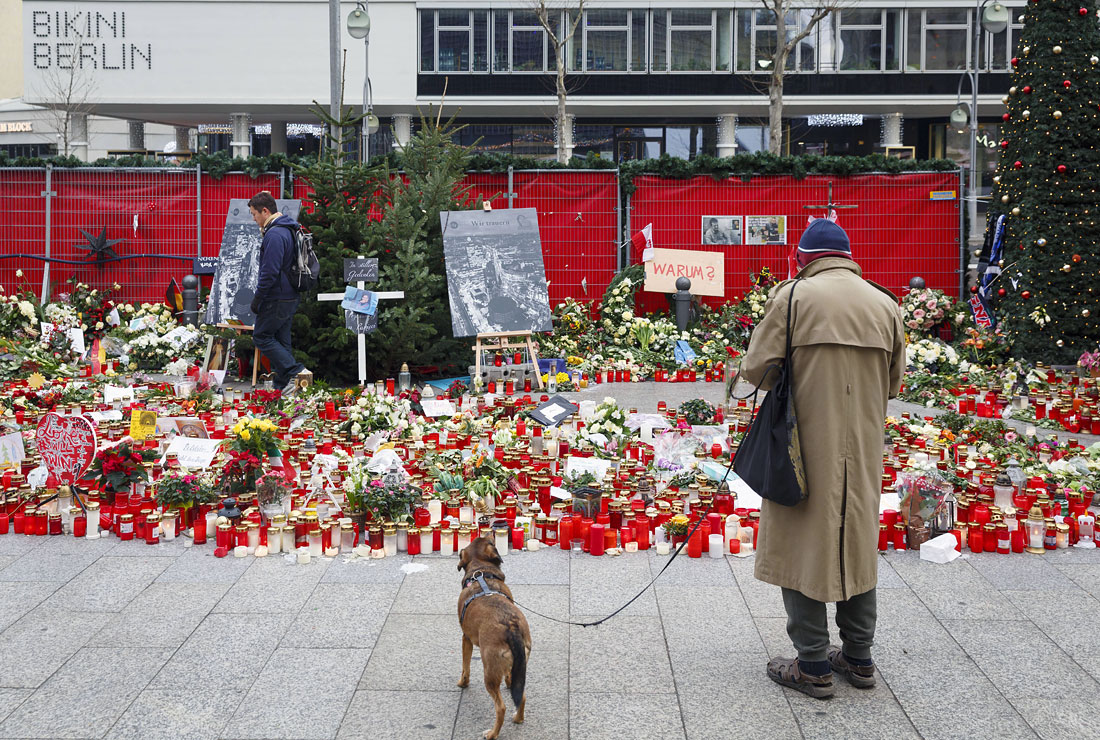 Месяц после трагедии в Берлине. 19 декабря в результате наезда грузовика на посетителей рождественской ярмарки на площади Брайтшайдплатц погибли 12 человек.
