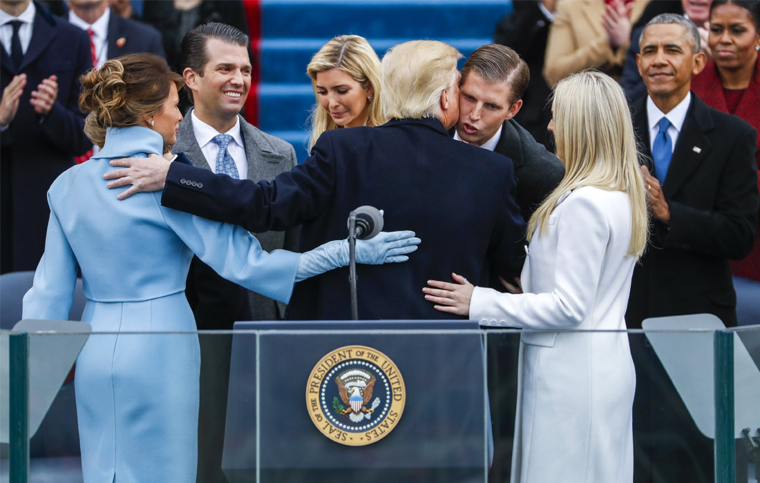 Дональд Трамп обнимает семью после принятия присяги