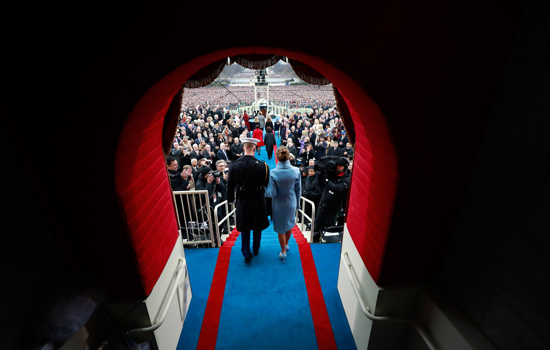 Будущая Первая леди США Мелания Трамп выходит к зрителям