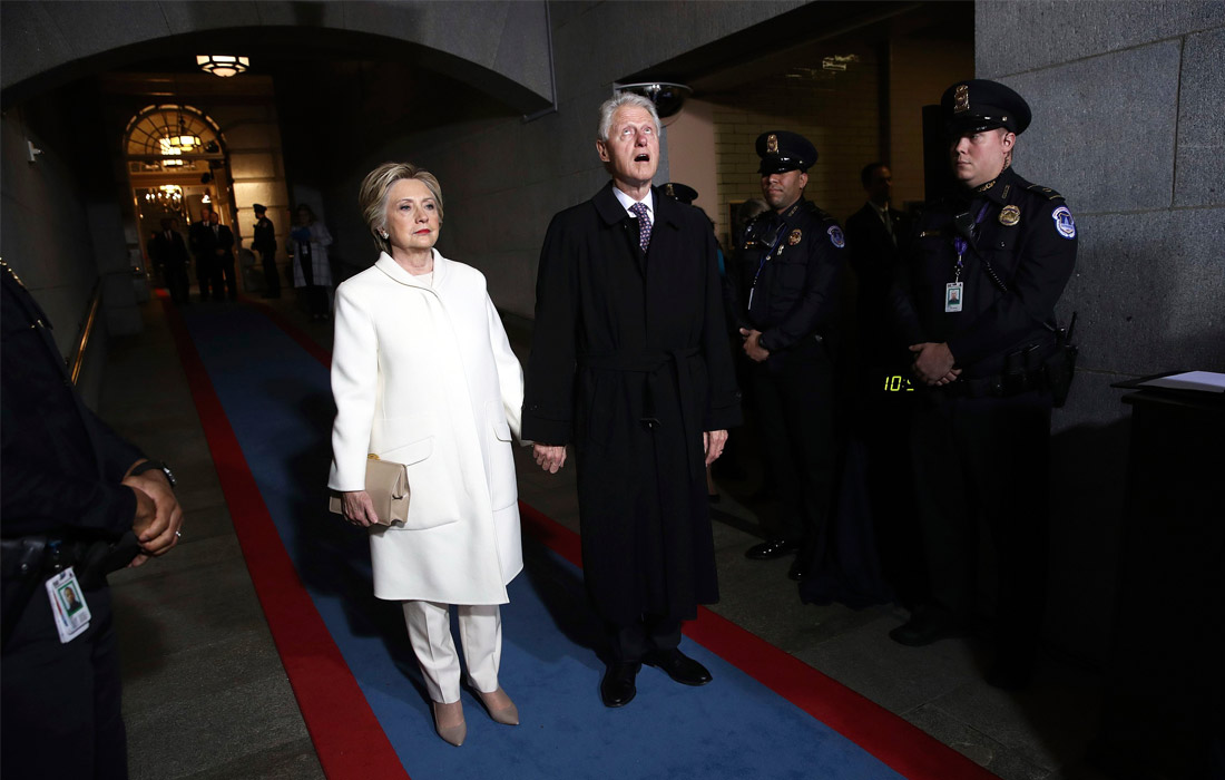 Бывший президент США Билл Клинтон и его супруга Хиллари Клинтон перед церемонией инаугурации