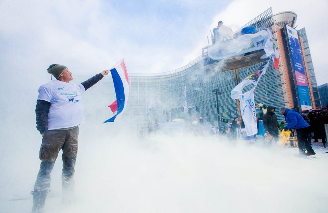 В Брюсселе прошла демонстрация представителей Европейского молочного совета. Производители молока устроили зрелищную акцию протеста перед зданием Европейской комиссии, чтобы обратить внимание на кризис в молочной отрасли.