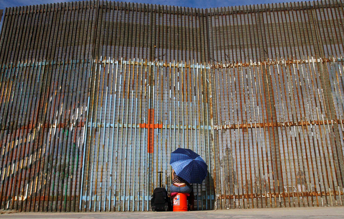 Мексиканка общается с родственниками по ту сторону границы в Тихуане