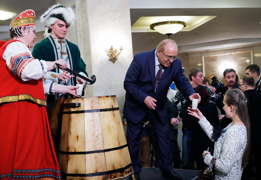 По традиции в честь празднования Дня российского студенчества ректор МГУ Виктор Садовничий наливал студентам медовуху в фойе Фундаментальной библиотеки