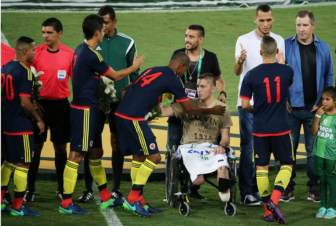 В Рио-де-Жанейо прошел благотворительный товарищеский матч в память о погибших в авиакатастрофе игроках футбольного клуба "Шапекоэнсе". Все средства собранные сборными Бразилии и Колумбии пойдут на помощь родственникам жертв трагедии.