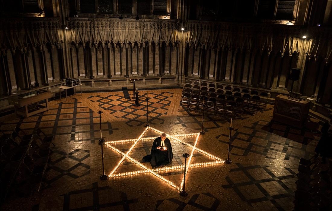 Во всем мире проходят траурные мероприятия по случаю Международного дня памяти жертв Холокоста. В Йоркском соборе в Великобритании зажгли поминальные свечи в память о жертвах страшной трагедии.
