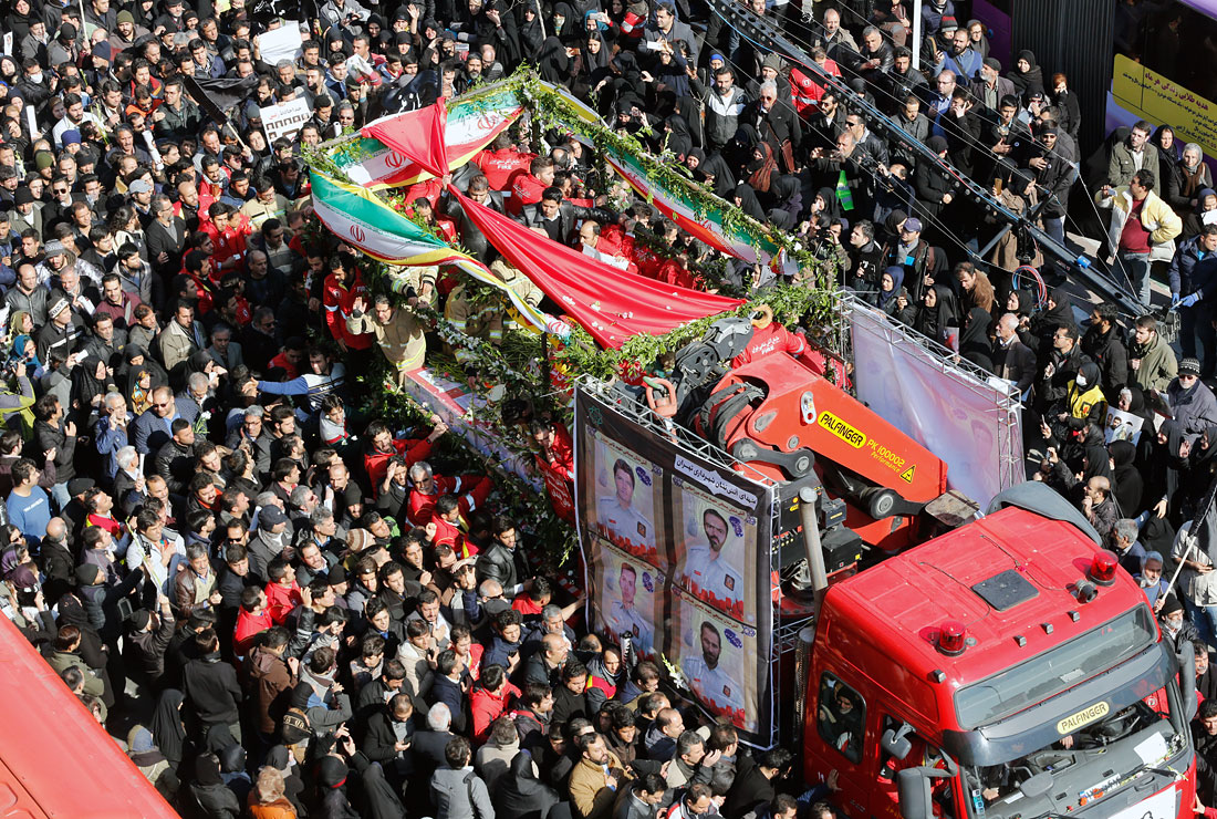 На церемонию прощания с 16 пожарными, ставшими жертвами обрушения старейшего высотного здания в Тегеране, пришли десятки тысяч человек. По сообщению "Би-би-си", погибшие, павшие смертью мучеников, будут похоронены на кладбище в особой секции.