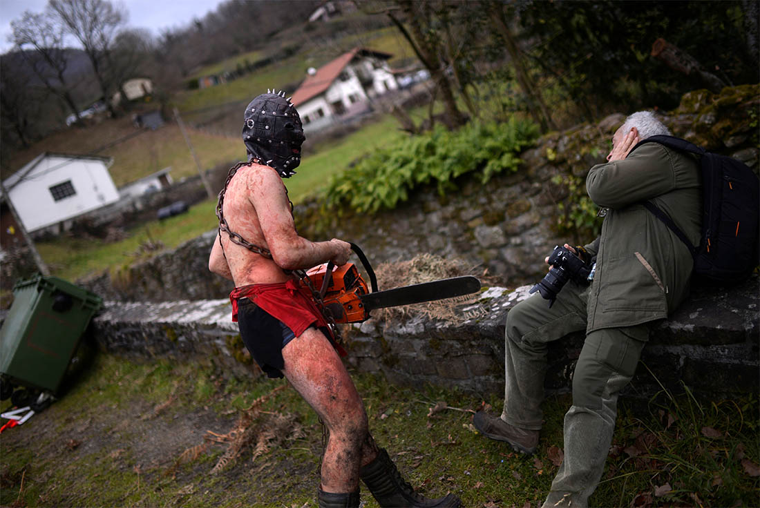 Попутно можно ритуально изгнать со своей земли злых духов