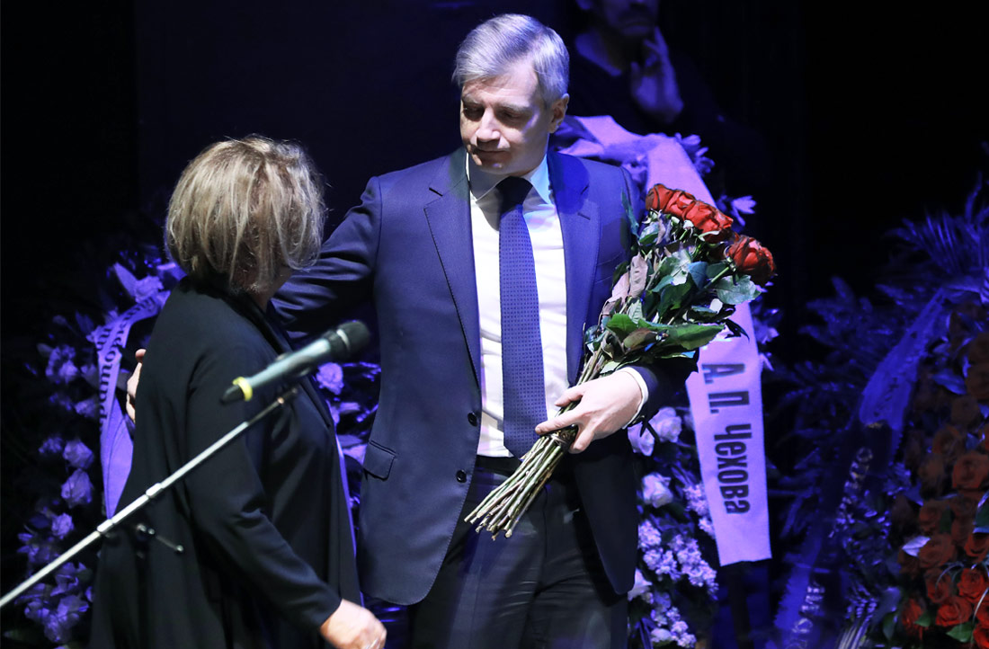 Вдова Георгия Тараторкина актриса и писатель Екатерина Маркова и руководитель департамента культуры города Москвы Александр Кибовский