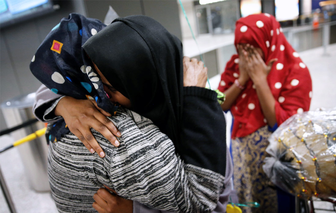 Граждане мусульманских стран стали беспрепятственно въезжать в США после того, как по решению судьи было приостановлено действие указа президента Дональда Трампа об ограничениях в миграционной сфере. Подписанный Трампом указ ограничивает въезд в США держателям виз из Ирана, Ирака, Ливии, Сомали, Судана, Сирии и Йемена, приостанавливает на 120 дней прием беженцев и запрещает на неопределенный срок въезд сирийских беженцев.