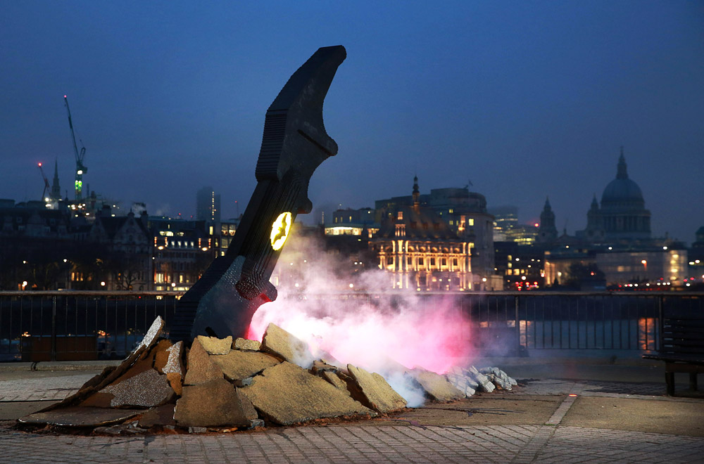 Инсталляцию из 35 тысяч кубиков LEGO установили в Лондоне на набережной Темзы по случаю выхода на экраны мультфильма "Лего Фильм: Бэтмен" в Лондоне