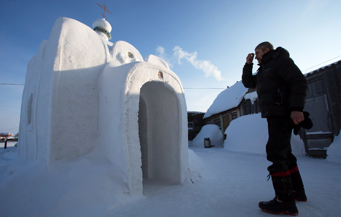 Житель села Сосновка построил часовню из снега во дворе дома. На возведение двухметрового храма ушло около двух месяцев.