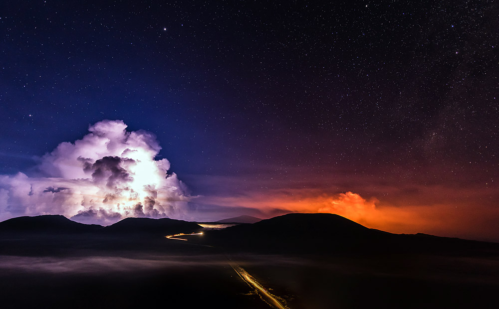 Раскаленная лава, вытекающая из вулкана Питон-де-ла-Фурнез на юго-востоке острова Реюньон в Индийском океане