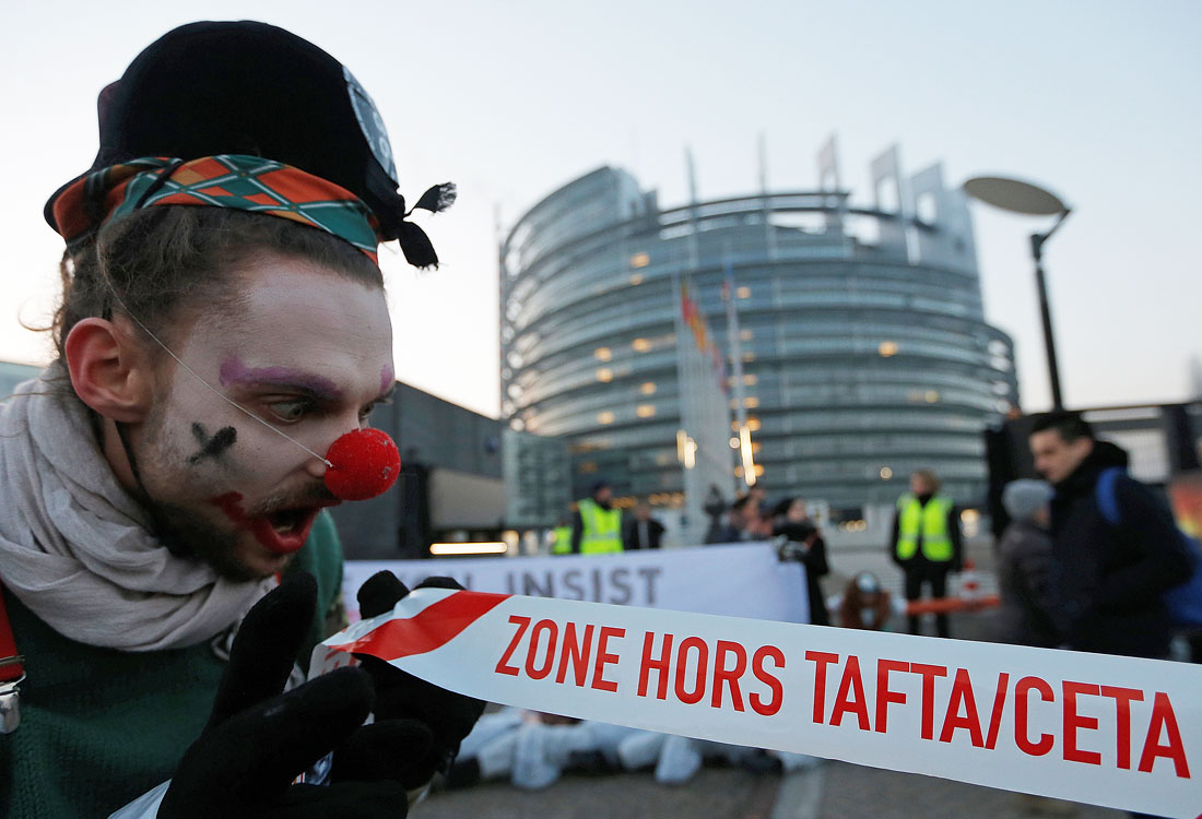 Демонстрации и акции протеста прошли у здания Европарламента в Страсбурге, который утвердил сегодня Всеобъемлющее экономическое и торговое соглашение между Канадой и Евросоюзом (CETA)