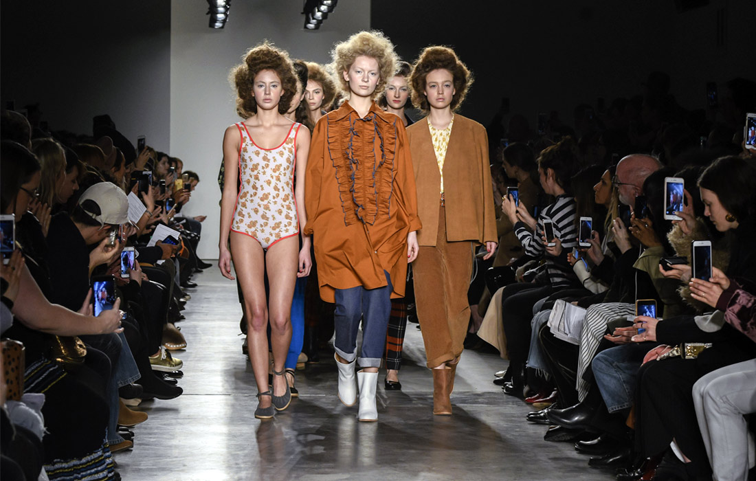 Модели представляют новую линию одежды бренда A Detacher