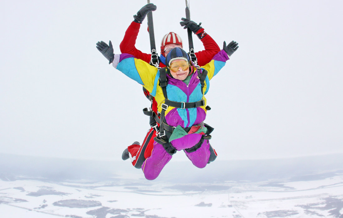 В Екатеринбурге пенсионерка отпраздновала 80-летний юбилей прыжком с парашютом с высоты 2400 метров
