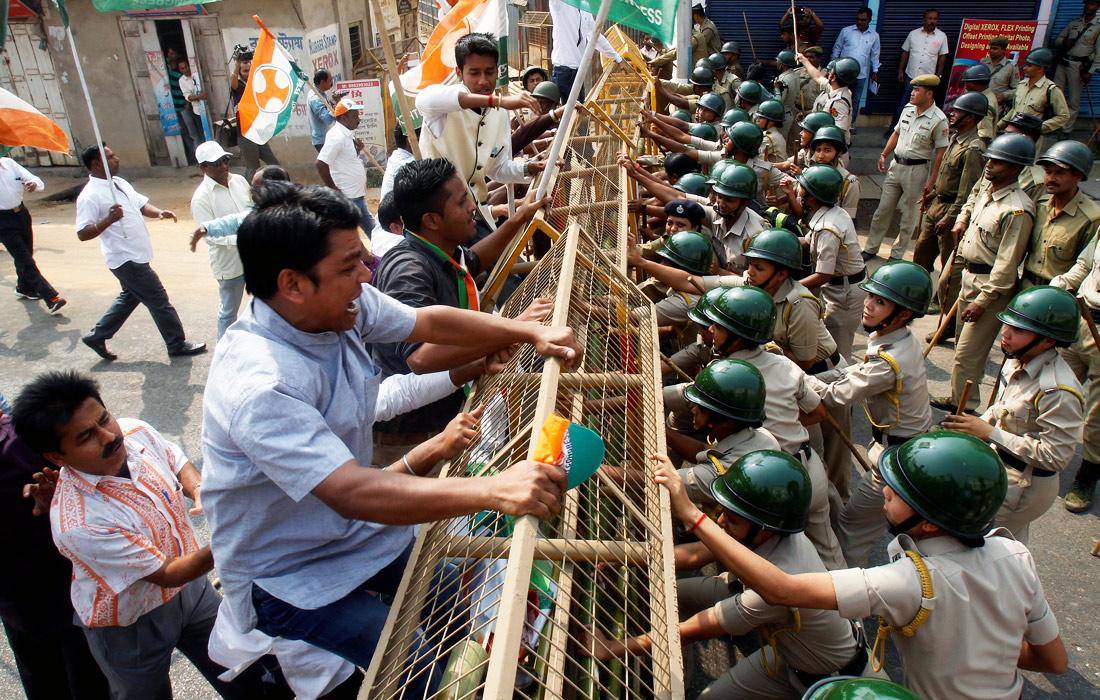 В Индии продолжаются акции протеста против валютной реформы. С 9 ноября в стране были изъяты из оборота купюры номиналом 500 и 1000 рупий в рамках борьбы с коррупцией. Выведенные из обращения банкноты составляли 80% наличной денежной массы страны.