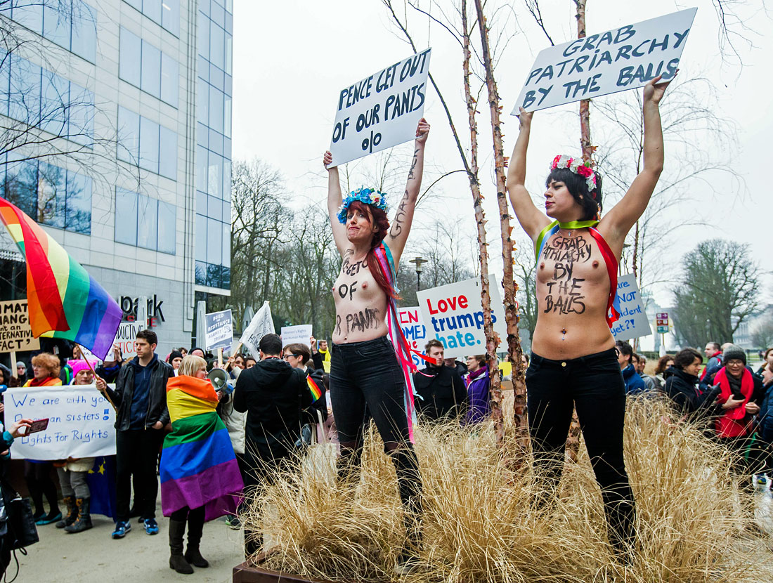 Группа манифестантов провела в понедельник акцию протеста у зданий Европейского Совета и Европейской комиссии в Брюсселе в связи с визитом Майка Пенса. В программе понедельника у вице-президента США встреча с председателем Европейского Совета Дональдом Туском, главой Еврокомиссии Жан-Клодом Юнкером, Верховным представителем ЕС по иностранным делам и политике безопасности Федерикой Могерини, а так же с генеральным секретарем НАТО Йенсом Столтенбергом.