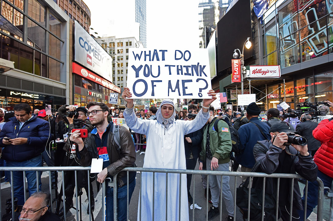 Около 10 тысяч человек вышли на Таймс-сквер в Нью-Йорке с акцией в поддержку мусульман. Марш под лозунгом "Сегодня я тоже мусульманин" состоялся при участии мэра города Билла Де Блазио.