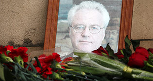 Москвичи несут цветы в память о Виталии Чуркине