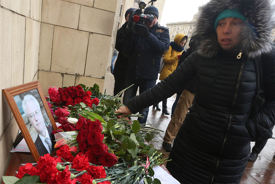 Associated Press сообщает со ссылкой на заместителя постоянного представителя РФ при ООН Владимира Сафронкова, что Чуркин почувствовал себя плохо еще в своем офисе, и его отправили в Пресвитерианский госпиталь Нью-Йорка, где он скончался.