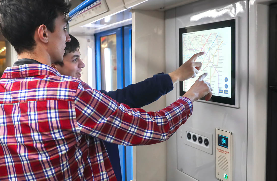 В поезде установлены интерактивные табло, позволяющие рассчитать время поездки