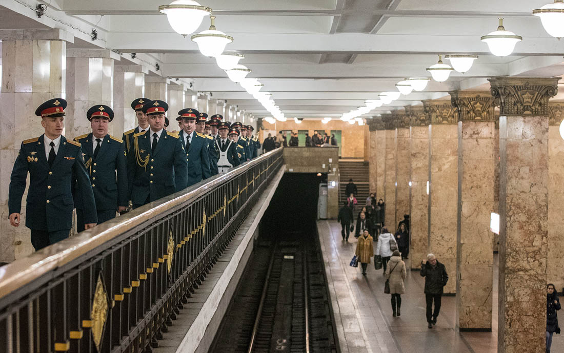 Оркестранты духового оркестра 154-го отдельного комендантского Преображенского полка перед выступлением на станции "Комсомольская" Сокольнической линии в преддверии Дня защитника Отечества