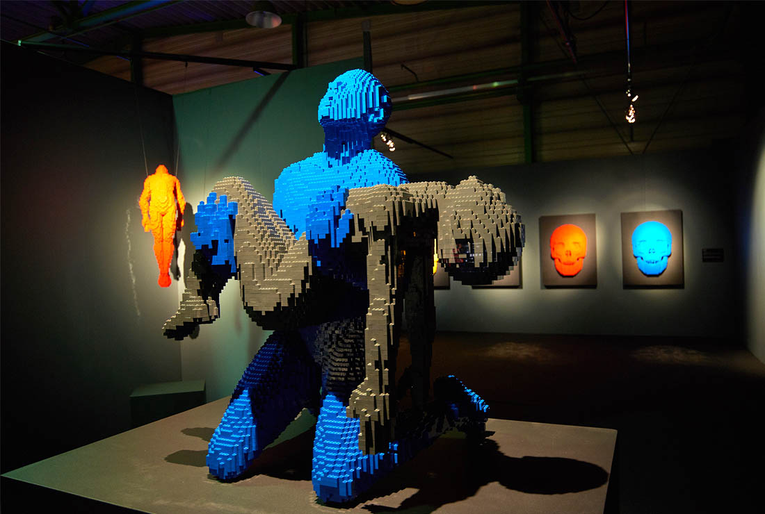 К счастью для художника, некоторые из его работ не надо собирать: на выставки они приезжают склеенными