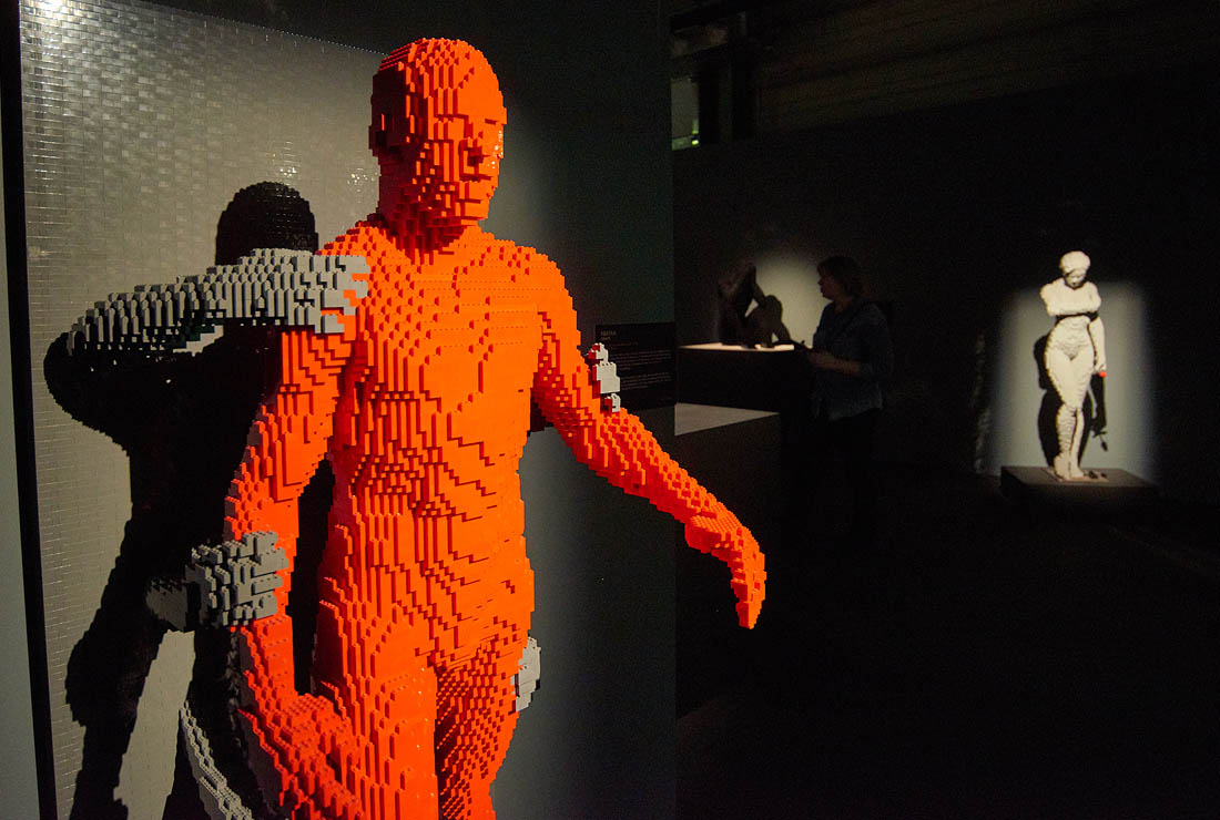 Интересный факт со слов художника: в его мастерской хранятся миллионы деталей конструктора