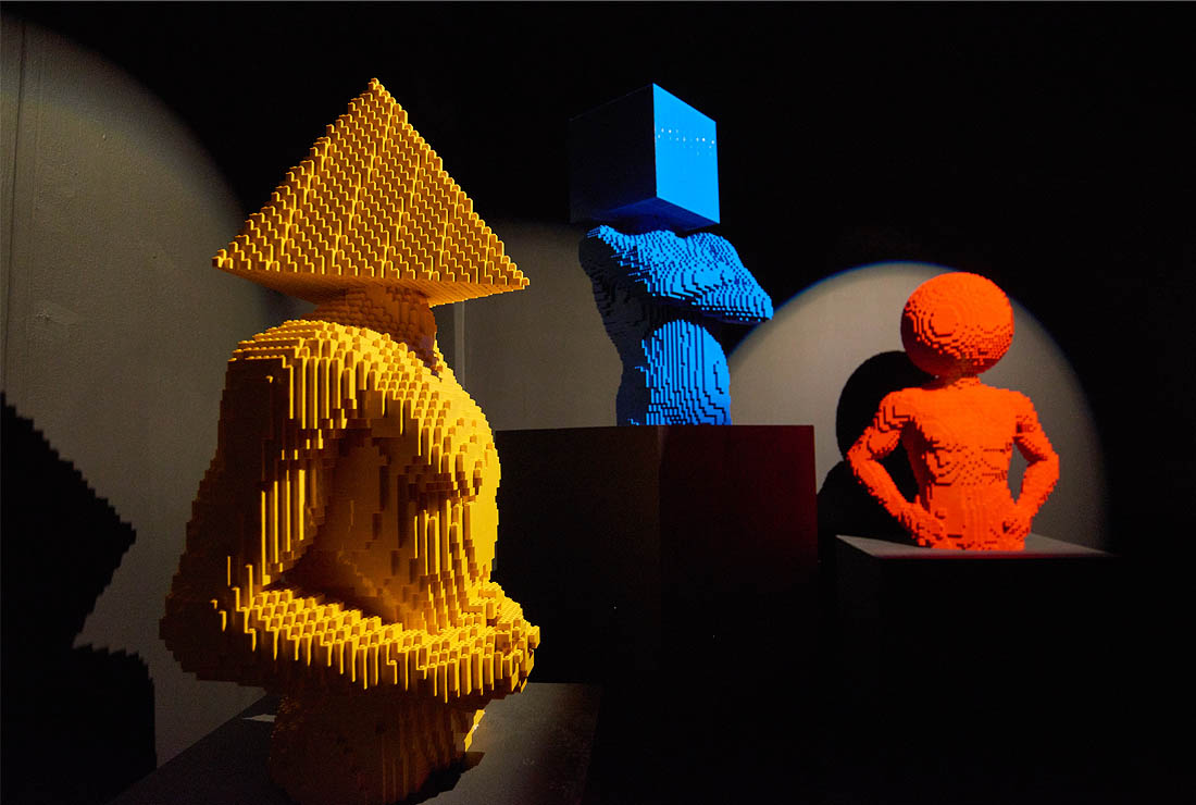 Выставка идеально подсвечена