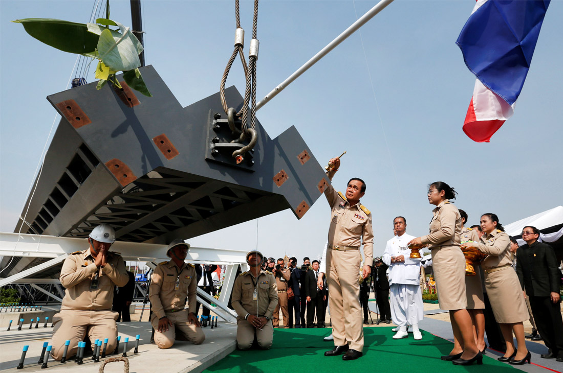В центре Бангкока состоялась торжественная церемония начала строительства погребального комплекса для прощания с королем Пумипоном Адульядетом, который скончался 13 октября в возрасте 88 лет. Здание высотой 50 метров должно быть закончено уже к осени.