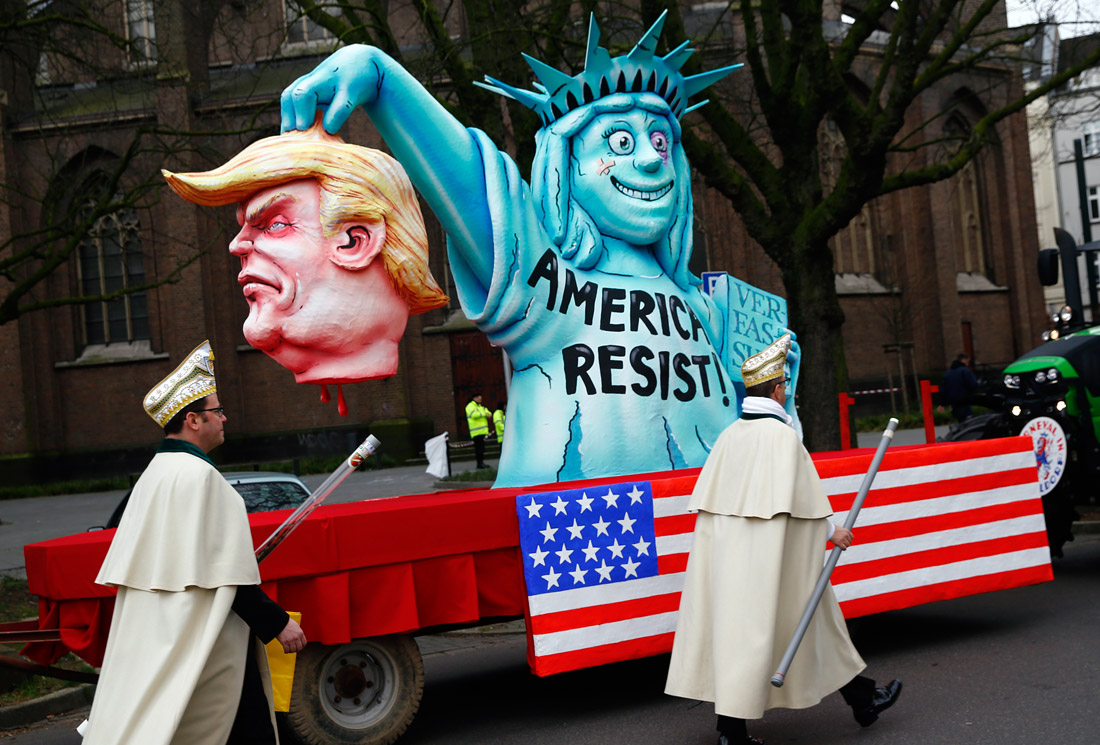 В Дюссельдорфе прошел ежегодный карнавал Розенмонтаг ("Розовый понедельник"). На центральные улицы города выехали платформы с гигантскими куклами из папье-маше, высмеивающие немецких и мировых политиков.