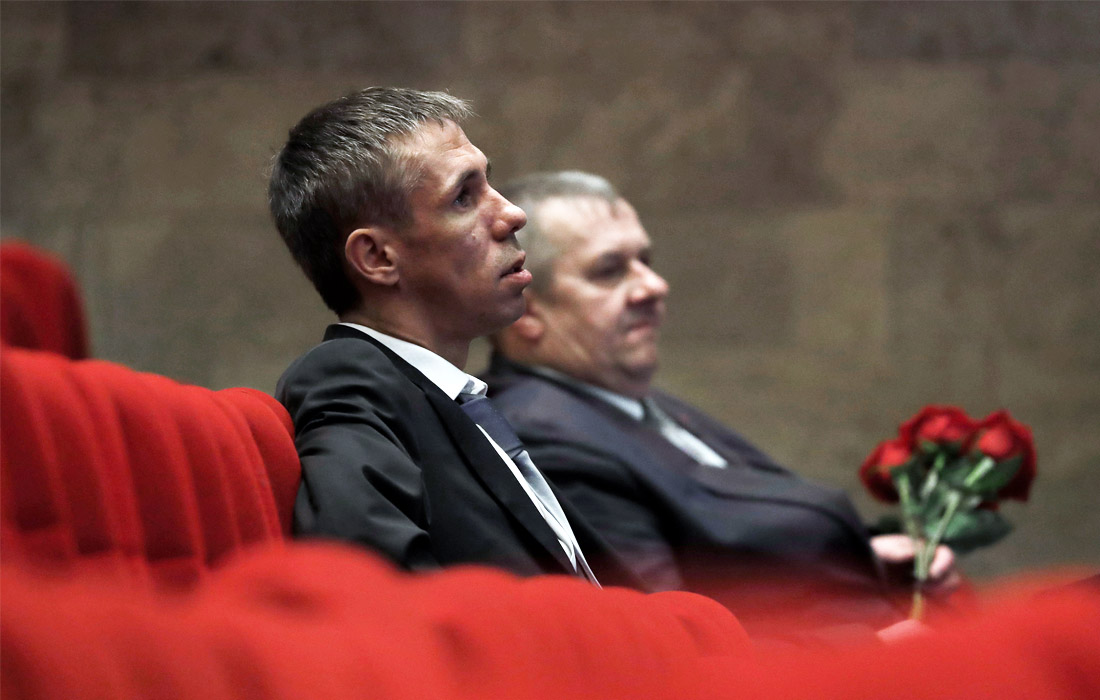 Актер Алексей Панин (на первом плане) на церемонии прощания