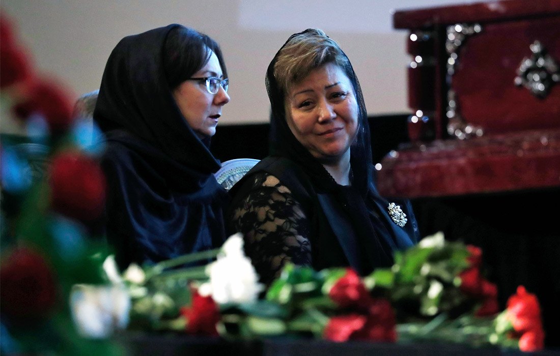 Вдова Алексея Петренко журналистка Азима Абдумаминова (справа)