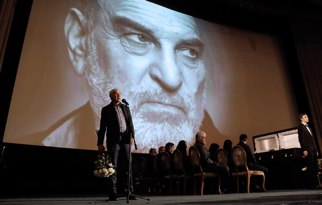 Актер Сергей Гармаш во время прощания с народным артистом РСФСР Алексеем Петренко