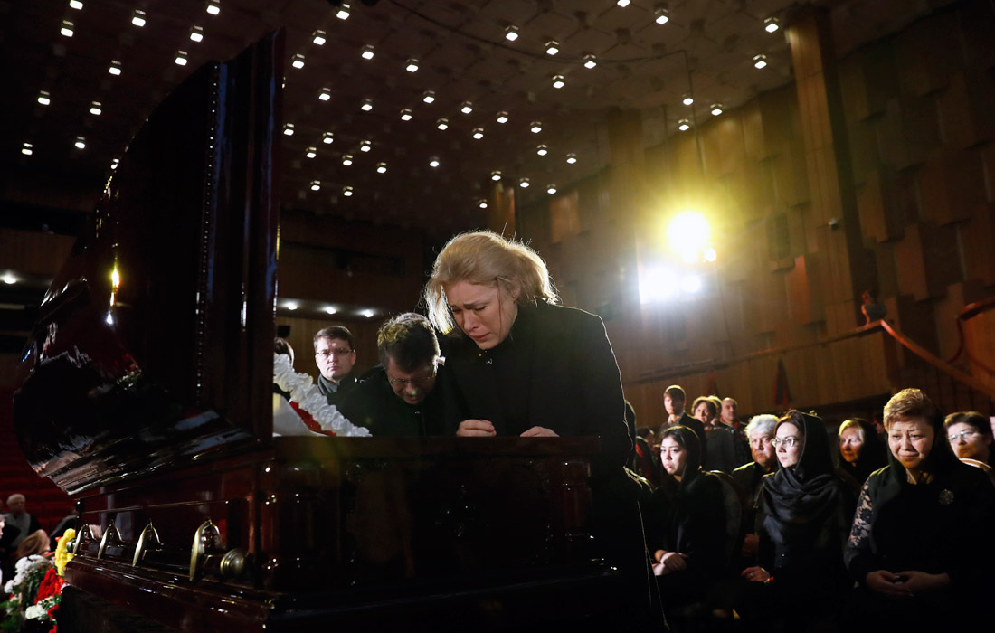 Актриса Мария Шукшина (в центре) во время прощания с Алексеем Петренко