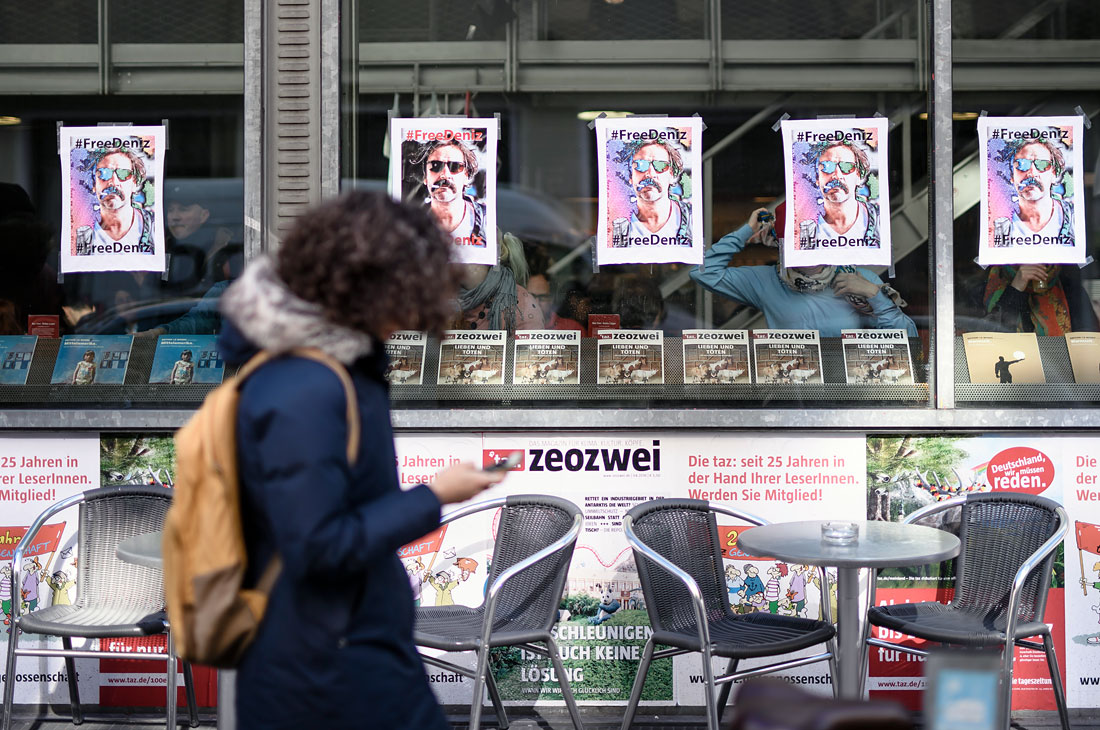 В Берлине проходят акции в поддержку корреспондента немецкой газеты Die Welt Дениза Юсела, который был задержан турецкими властями по обвинению в пропаганде терроризма и разжигании ненависти. Решение о задержании было вынесено стамбульским судом, журналист находится под стражей с 18 февраля.