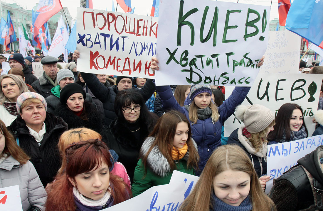 В центре Луганска прошел митинг против экономической блокады Донбасса. Более семи тысяч жителей ЛНР вышли на улицы с требованием снятия транспортной блокады Донбасса со стороны Киева.