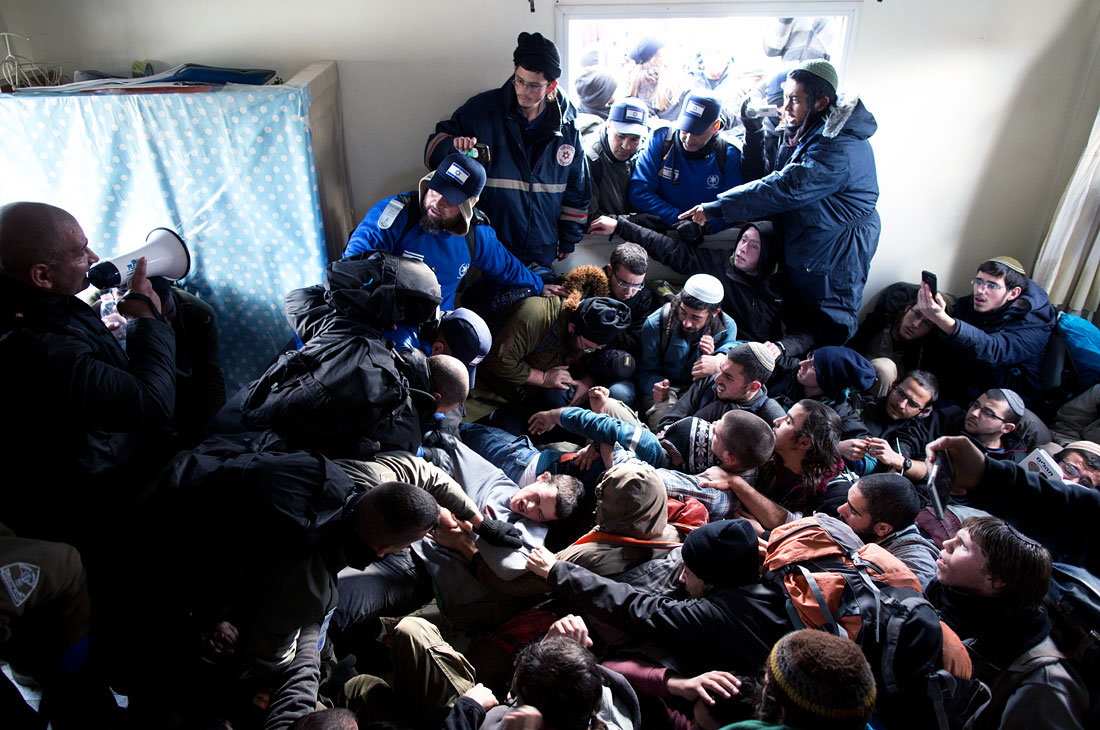 Израильские силовики приступили к эвакуации поселения Амона, которое находится на Западном берегу реки Иордан. Ранее власти Израиля объявили о намерениях построить 3 тыс. единиц жилья для евреев на этой территории. Жители оказали сопротивление, отказались покидать дома, жгли покрышки и заблокировали дороги, ведущие к поселению.