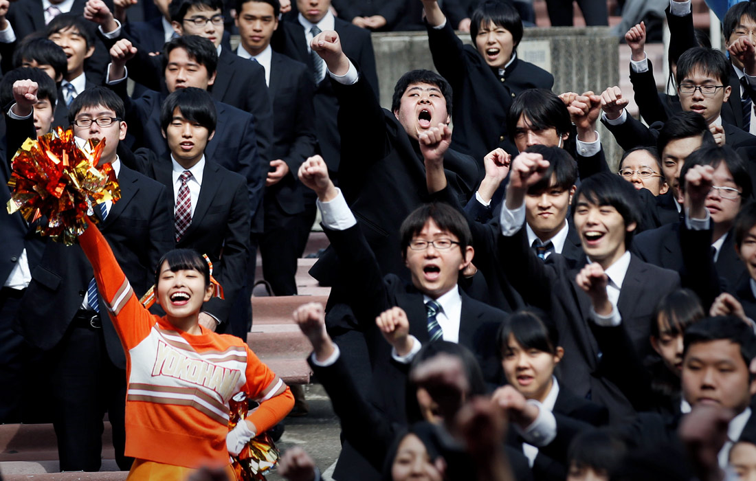 В Токио более тысячи выпускников японских вузов радостными криками и песнями встретили начавшийся в Японии ежегодный сезон поиска работы