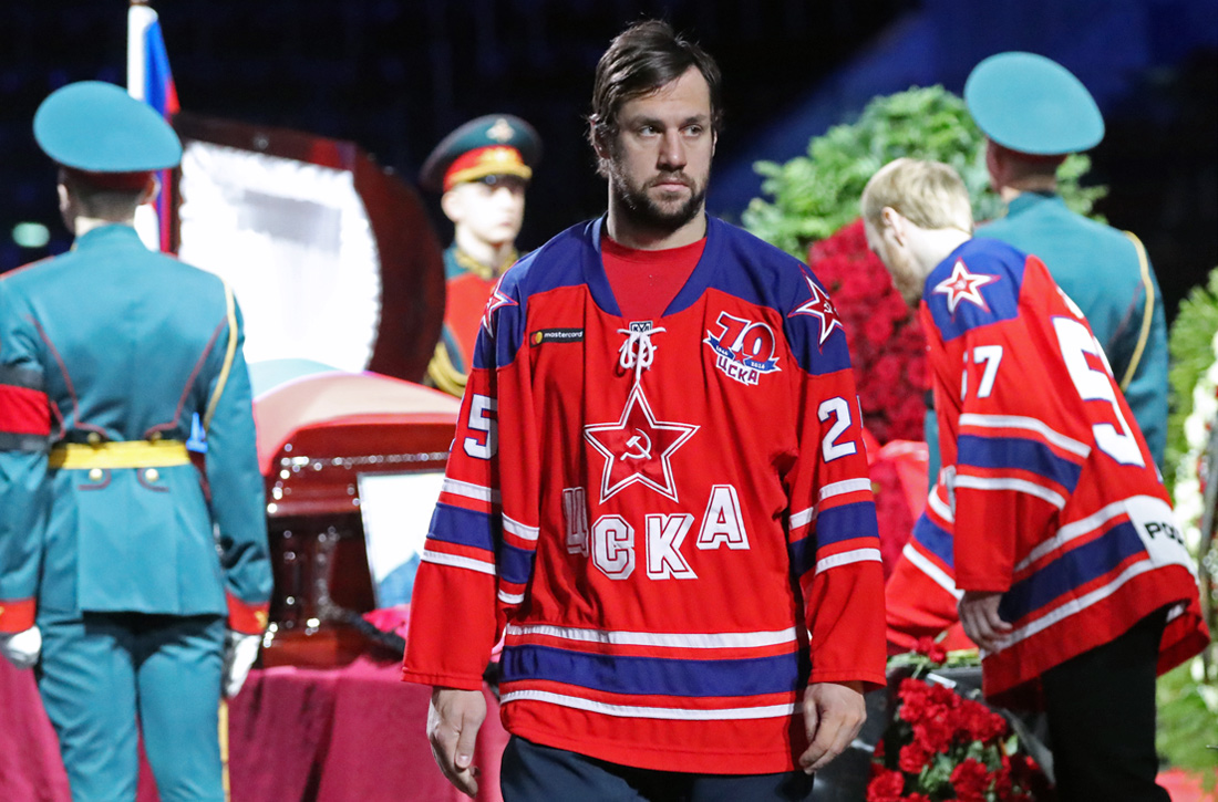 Игрок ЦСКА Владимир Жарков на церемонии прощания с  Владимиром Петровым