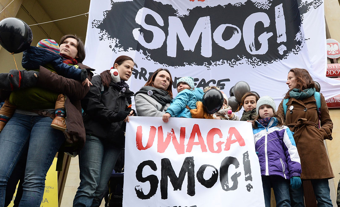 В Варшаве активисты собрались перед Министерством охраны окружающей среды с целью привлечения внимания к ситуации с опасным уровнем загрязнения воздуха в столице в последние месяцы