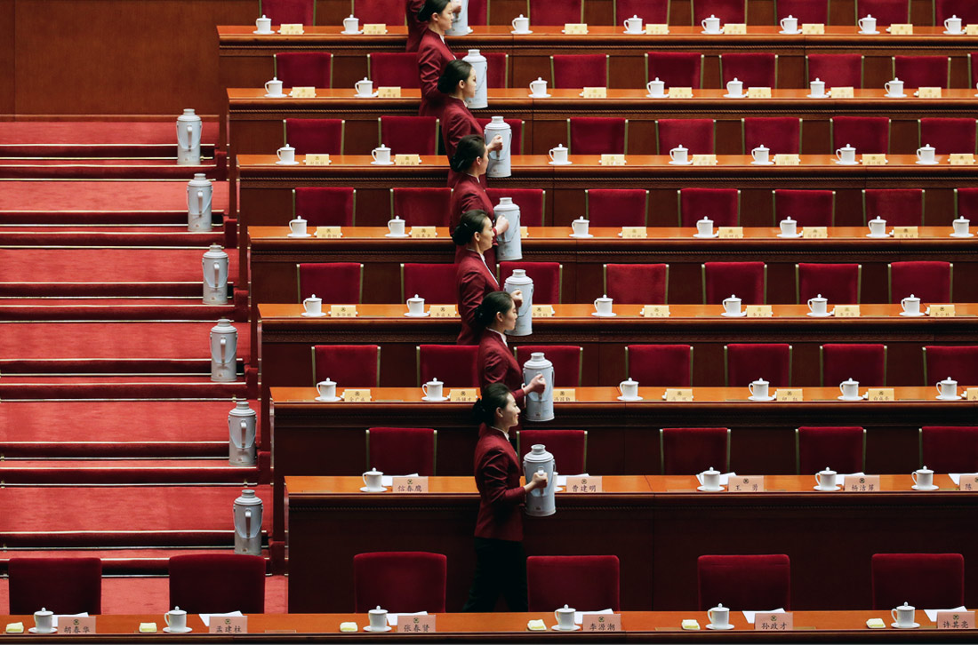 В Пекине открывается пятая сессия Всекитайского комитета Народного политического консультативного совета - главного совещательного органа страны. Обслуживающий персонал разливает чай для делегатов до открытия сессии в  большом зале Дома народных собраний.