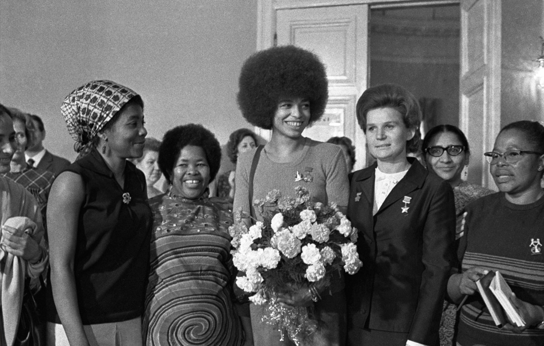 Участницы международного женского семинара (слева направо) Жаклин Молефе (ЮАР), Намава Шангасе (ЮАР), член ЦК компартии США Анджела Дэвис, космонавт Валентина Николаевна Терешкова, Халила Кидуна (Индия) и Джейн Нгвенья (Зимбабве). Август 1972 года.