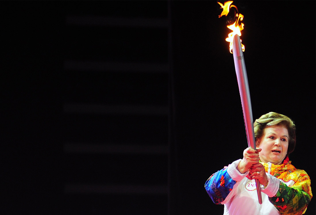 Валентина Терешкова во время эстафеты Олимпийского огня в Ярославле. Октябрь 2013 года.