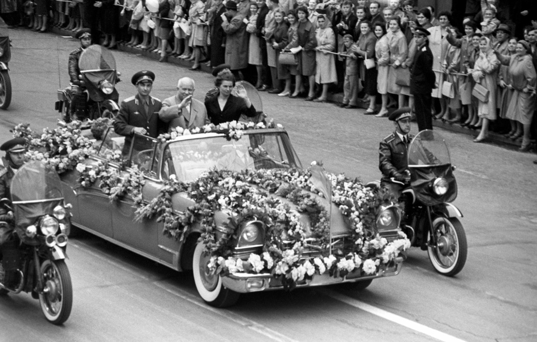 Кортеж с 1-м секретарем ЦК КПСС Никитой Хрущевым (в центре) и космонавтами Валерием Быковским и Валентиной Терешковой движется по улицам Москвы. Июнь 1963 года.