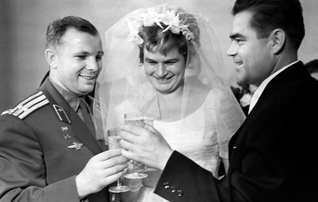Первый космонавт Юрий Гагарин поздравляет космонавтов Валентину Терешкову и Андрияна Николаева с бракосочетанием. Ноябрь 1963 года.